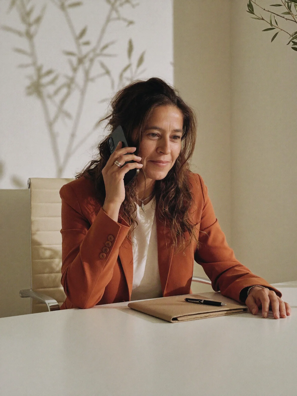 Catalina Calderón Åhgren atiende la llamada de un cliente en español, sin intérpretes, desde su oficina en Estocolmo